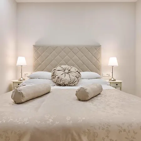 Bed & Breakfast Location Split