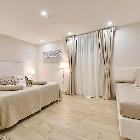 Bed & Breakfast Location Split